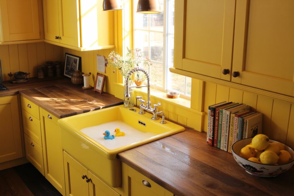 10 Yellow Farmhouse Kitchen Ideas